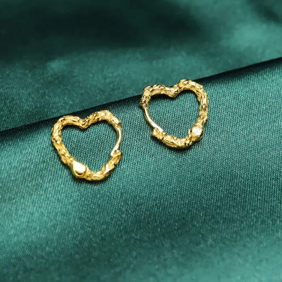 Fiery Love - Heart Shape Hoop Earrings - Picture 4 of 6